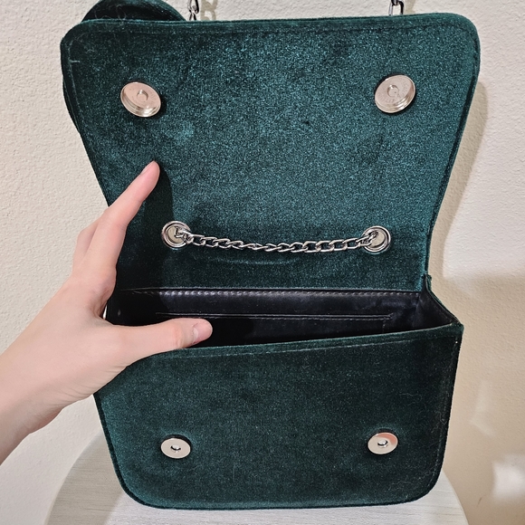 Green velvet bow with silver chain shoulder bag ๐ - Picture 5 of 6